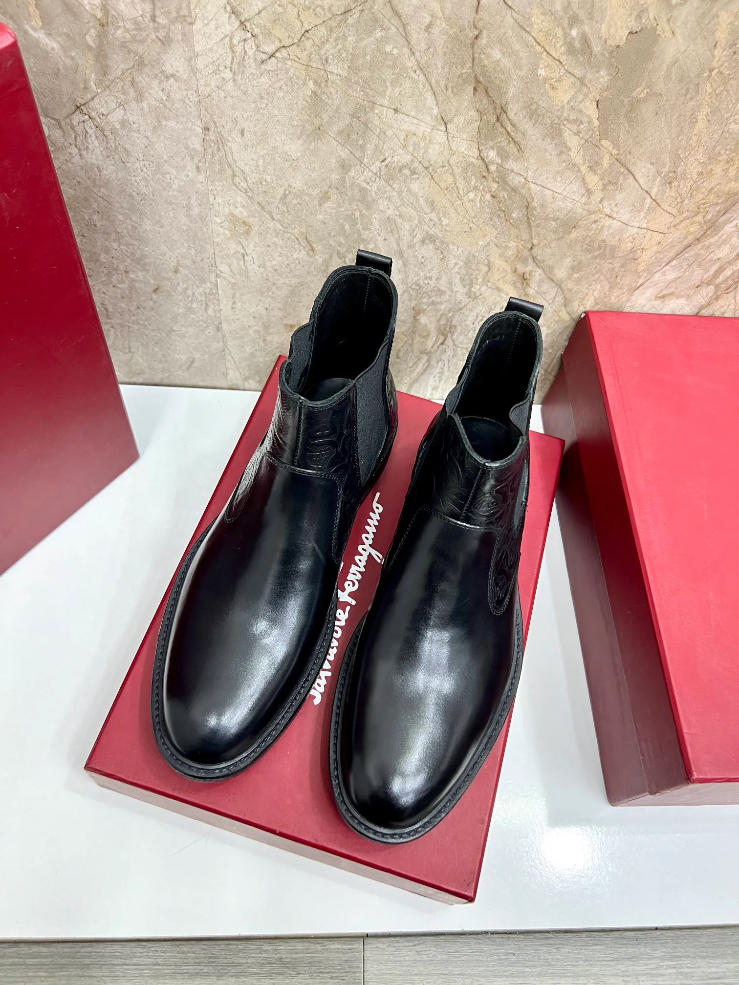 Original order quality: Men's shoes 💰700 Brand: Ferragamo (Ferragamo) One size larger: Men's size 38-44 (45 customized) Grade: Same style as the official website High-end men's shoes Material: Original cowhide, cowhide lining, original outsole Style category: Chelsea men's boots Fashion trend Color: Actual picture